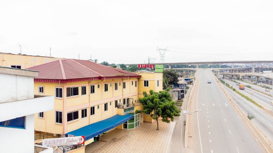 Aerial view of Hairpot Salon alongside the highway